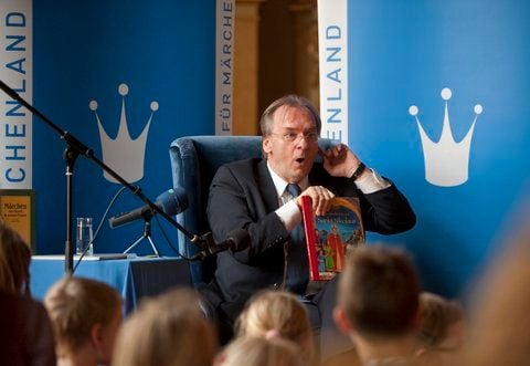 Sachsen-Anhalts Ministerpräsident Reiner Haseloff (CDU) liest am Montag Märchen vor Magdeburger Schülern in der Staatskanzlei im Palais am Fürstenwall in Magdeburg vor. (FOTO: ZB-FUNKREGIO)