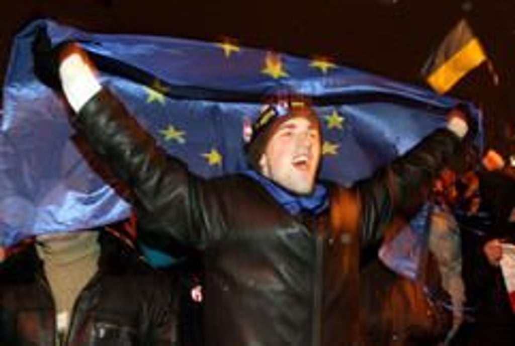 Ein Hauch von Kiew? Ein jugendlicher Demonstrant schwenkt am Sonntagabend (19. März) die EU-Fahne in Minsk. Über 10 000 Regimegegner haten sich trotz Verbots versammelt, die Polizei griff nicht ein. (Foto: dpa)