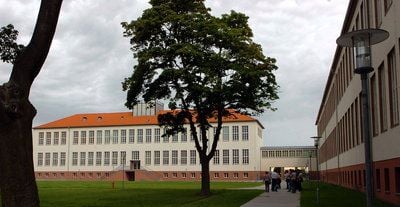 In diesen sanierten ehemaligen Kasernenkomplex am Von-Danckelmann-Platz ziehen in den kommenden Wochen mehrere naturwissenschaftliche Abteilungen der Uni Halle ein. (FOTO: GÜNTER BAUER)