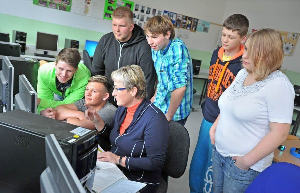 Elke Puschner arbeitet mit den Schülern - links neben ihr Lucas Schröter - im Informatikraum. Hier geht’s um die Theorie.