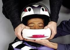 Ein paar Handgriffe, die vielleicht Leben retten - verunglückten Motorradfahrern muss der Helm vom Kopf genommen werden. Am besten werden dabei zwei Helfer aktiv. (Foto: dpa)