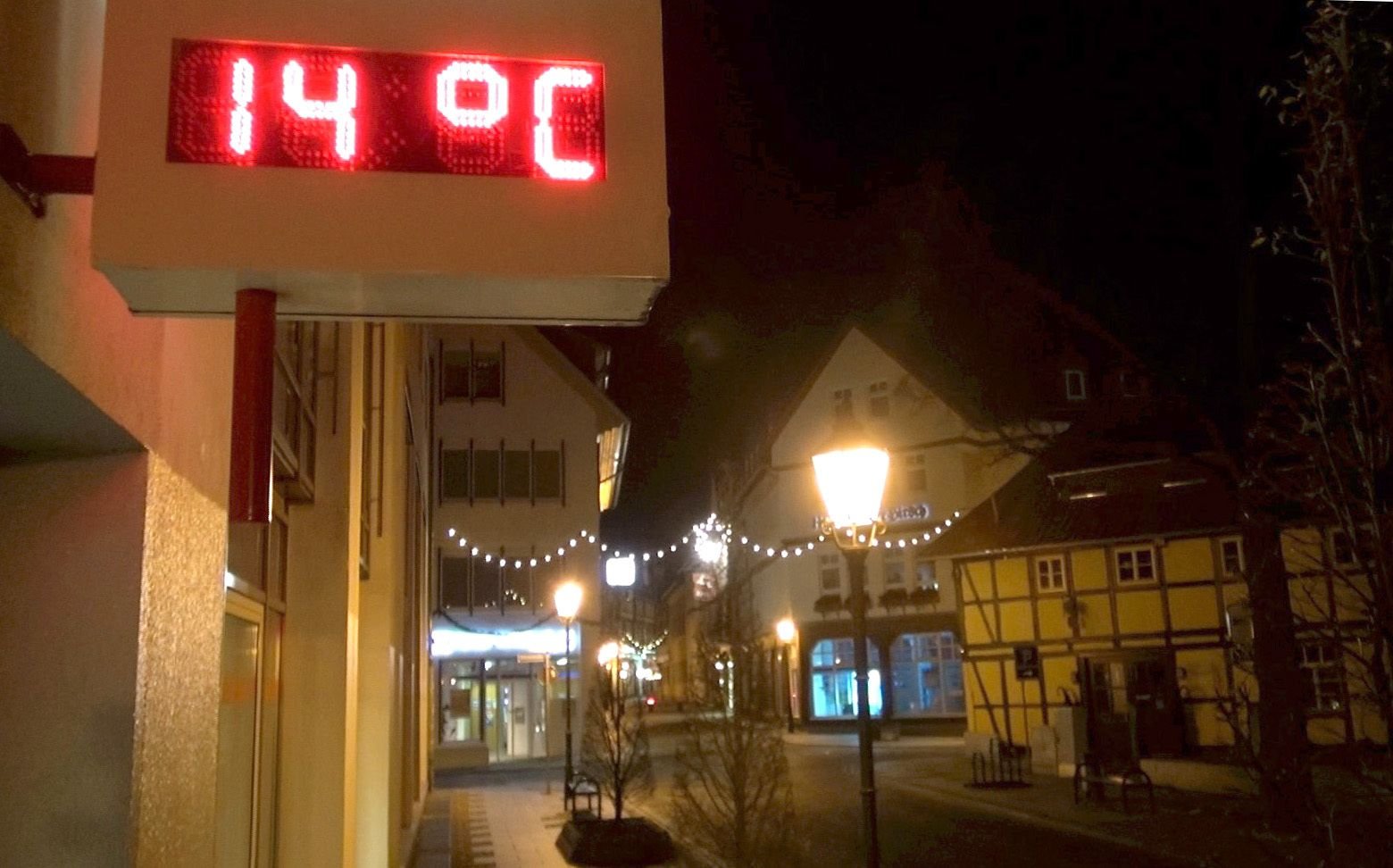 Eine Anzeige zeigt in Wernigerode 14 Grad Celsius an. Wernigerode im Harz war am Donnerstagmorgen der wärmste Ort Deutschlands.
