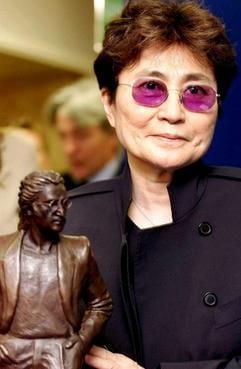 Das Archivbild vom 02.07.2003 zeigt die Witwe des Beatles-Mitglieds John Lennon, Yoko Ono, in Liverpool mit einer Statue ihres ermordeten Mannes. 2003 wurde die gebürtige Japanerin 70 Jahre alt. (Foto: dpa)