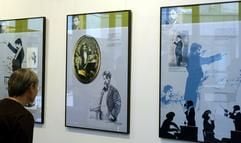 Eine Ausstellung über das Lebenswerk des ehemaligen Gewandhauskapellmeisters Arthur Nikisch (1855-1922) im Gewandhausfoyer in Leipzig betrachtet am Sonntag (23.10.2005) eine Besucherin. (Foto: dpa)