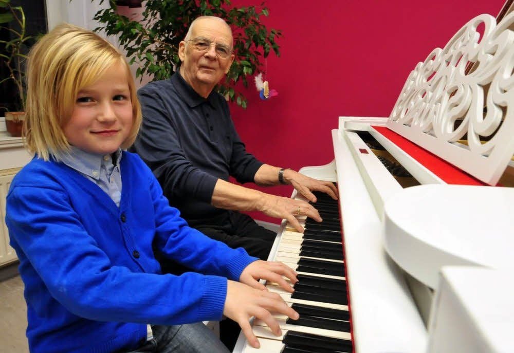 Marian Thomas und Udo Kunze - der jüngste und der älteste Klavierschüler der Musikschule Weißenfels.