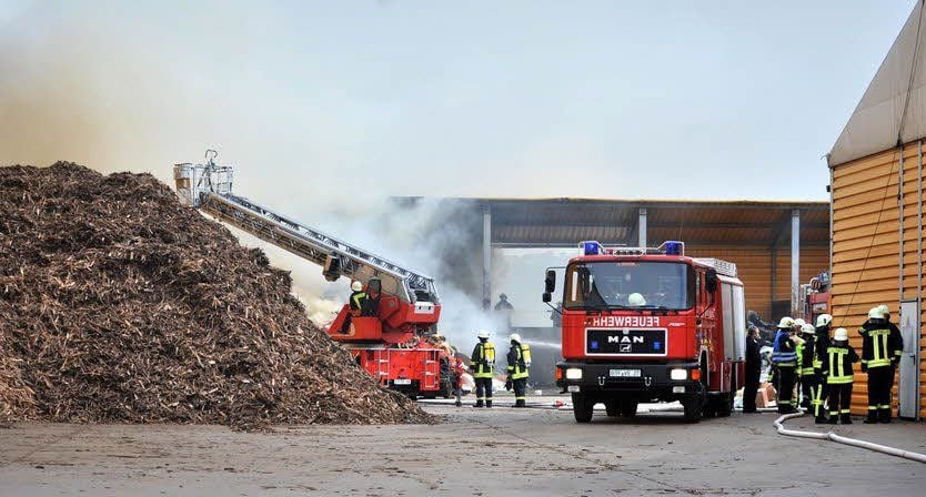 60 Feuerwehrleute bekämpften den Brand im Gewerbegebiet.