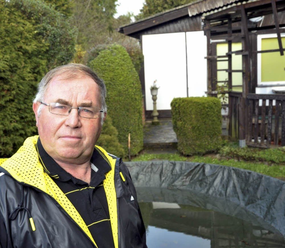 Lothar Meyer aus Plötzkau wird mit der Fluthelfernadel des Landes ausgezeichnet.