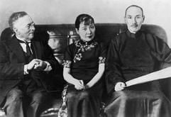 Der schwedische Asienforscher Sven Hedin (l) mit General Tschiang Kai-shek und dessen Frau in einer undatierten Aufnahme. Die Witwe des chinesischen Generalissimos Tschiang Kai-shek, die einst als eine der einflussreichsten Frauen Chinas galt, ist im Alter von 106 Jahren gestorben. Nach dem Tod ihres Mannes 1975 war Madame Tschiang Kai-shek in die USA gezogen und hatte die letzten Jahre ihres Lebens in Manhattan verbracht, wo sie am Donnerstag (23.10.2003) starb, wie taiwanesische Medien am Freitag berichteten. Die Witwe des nationalistischen chinesischen Führers, der 1949 nach dem Sieg der Kommunisten im Bürgerkrieg mit seinen Truppen nach Taiwan geflüchtet war, war am 5. März 1897 als Soong Mei-ling in einer einflussreichen Familie geboren. (Foto: dpa)