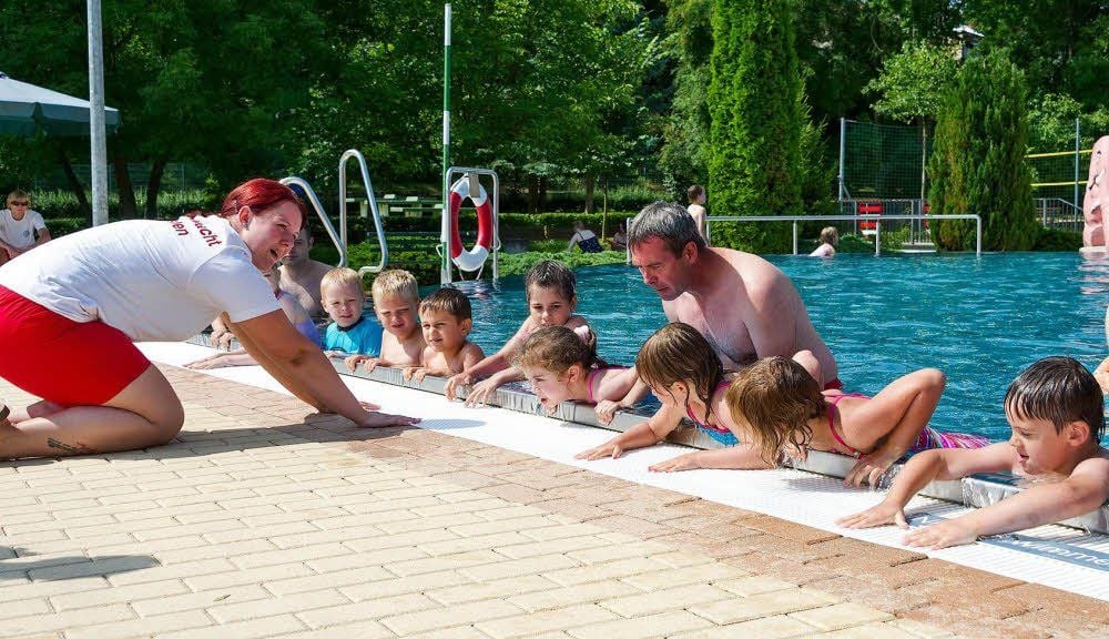 Ralf Methner (im Wasser) und Tochter Katharina führen die Knirpse langsam ans Wasser heran, um ihnen auch die Angst zu nehmen.