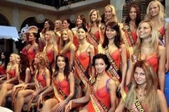 22 Frauen aus ganz Deutschland präsentieren sich am Dienstag (27.01.2004) im Badeanzug im badischen Rust (Ortenaukreis) im Rahmen einer Pressekonferenz zur Wahl der "Miss Germany 2004", den Fotografen. (Foto: dpa)