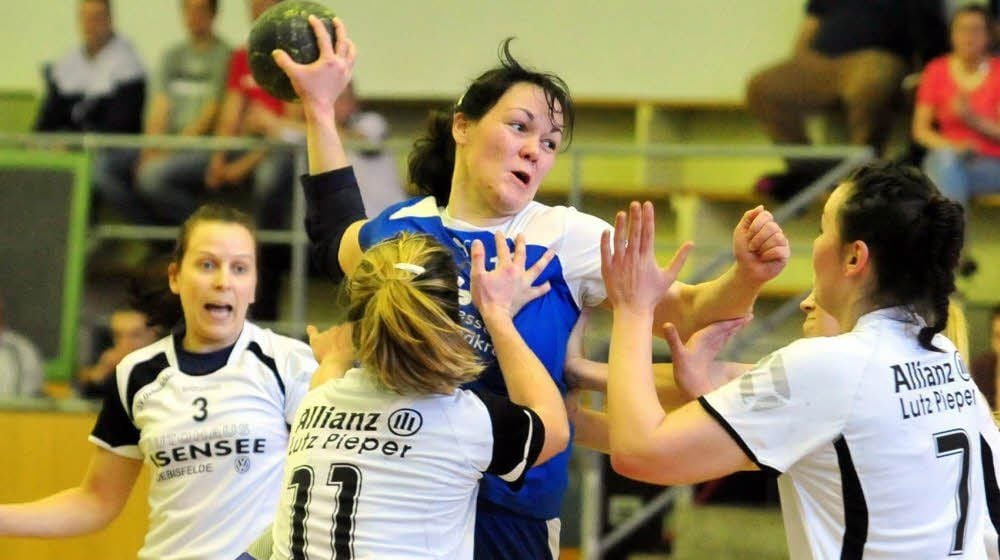 Kaum ein Durchkommen gab es für die SG Weißenfels/Großgrimma (in Blau) gegen die Abwehr des SV Oebisfelde.