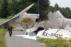 Das zertrümmerte Heck der Tupolew, die über dem Bodensee mit einer Boeing 757 zusammengestoßen war, liegt auf einer Straße bei Überlingen (Archivfoto vom 2.07.2002). Bei der Kollision der zwei Maschinen waren die 69 Insassen einer Passagiermaschine und die zwei Piloten eines Frachtflugzeugs ums Leben gekommen. (Foto: dpa)