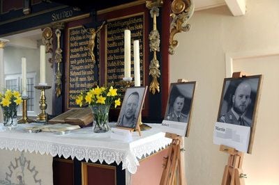Die drei Porträts der in Afghanistan getöteten Bundeswehrsoldaten sind in der St. Lambertikirche von Selsingen (Kreis Rotenburg-Wümme) neben dem Altar aufgestellt. (FOTO: DPA)