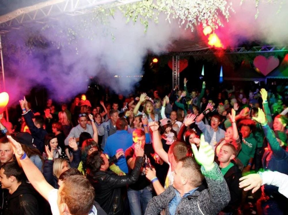 Die Party findet unter drei Zelten statt, in denen Musik läuft.