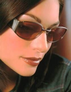 Frau mit roter Sonnenbrille (Foto: dpa)