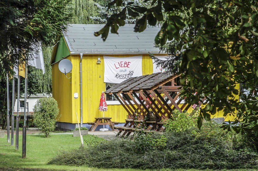 „Liebe statt Rassismus“ ist auf einem Plakat zu lesen.