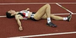 German Sabine Braun lays on th track after the 800m race of the women's heptathlon competition at the European Championships in Athletics at the Olympic stadium in Munich, Germany, Saturday 10 August 2002. Braun won the silver medal. dpa