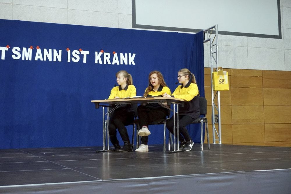 Die Postbotinnen Lina Bader, Lilu Bernhardt und Lena Wegener (v.l.) entscheiden, wer als Ersatz für den Weihnachtsmann einspringen soll.