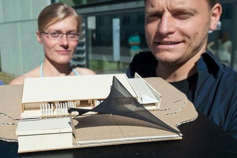 Carola Rauch und Sebastian Opp vom Leipziger Verein Mirador e.V. präsentieren in Dessau-Rosslau das Modell einer Krankenstation für Guatemala. (FOTO: DAPD)