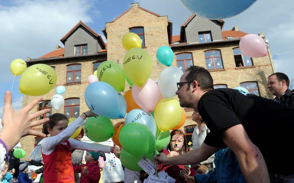 Aus Protest gegen Schulschließungen sind in Klostermansfeld Luftballons aufgestiegen.