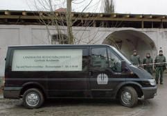 Ein Leichenwagen fährt am Mittwoch (03.01.2007) in Weihenstephan (Niederbayern) mit dem Sarg des 14-jährigen Felix von Quistorp vom Schlossgelände der Großeltern. (Foto: dpa)
