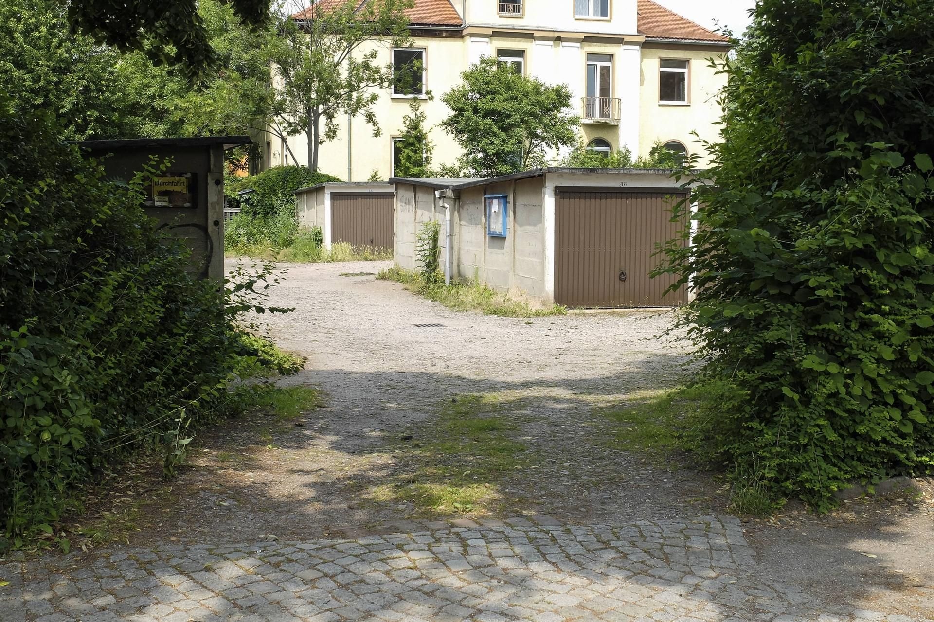 Eine Garage in einem Garagenkomplex.