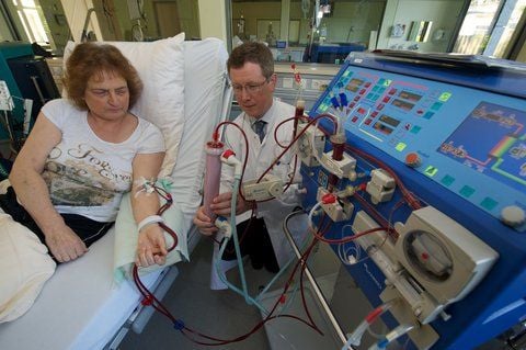 Die Dialyse-Patientin Angela Schmidt ist in Halle (Saale) in der ambulanten Außenstelle der Universität Halle an eine Dialysemaschine angeschlossen, während der Direktor Matthias Girndt (Mitte) die Blutwäsche beobachtet. (FOTO: DPA)