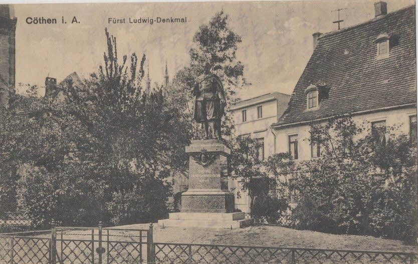 Zur Erinnerung an Ludwig von Anhalt-Köthen, den Begründer der Fruchtbringenden Gesellschaft, steht seit 1907 ein von Bildhauer Hans Arnoldt geschaffenes Denkmal des Fürsten auf dem Schlossplatz in Köthen.