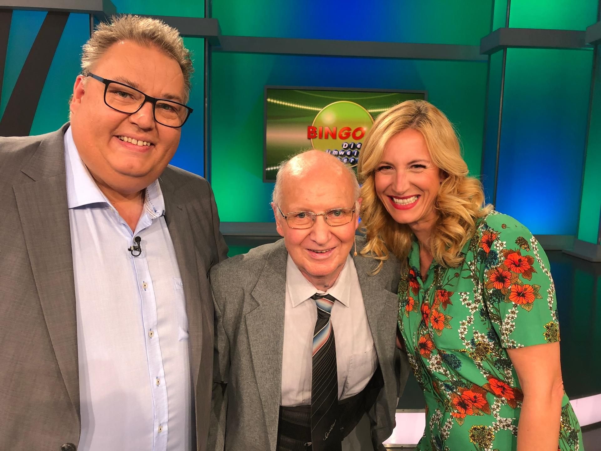 Die Moderatoren Michael Thürnau (l.) und Ilka Petersen nehmen Gerhard Richter aus Bad Schmiedeberg in die Mitte.