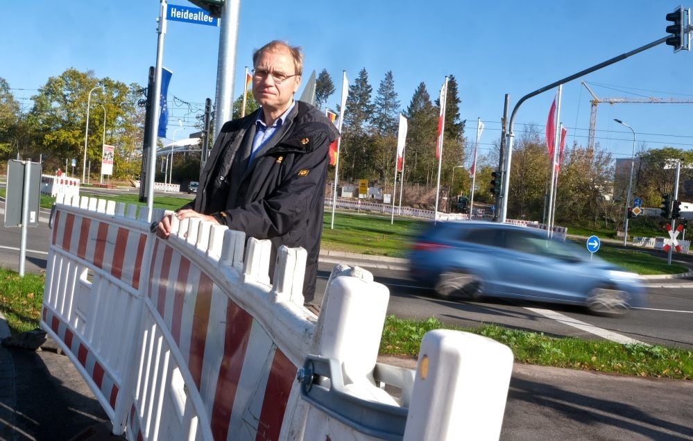 Jens Otto vom Fachbereich Planen vor Halles neuem „Turbo-Kreisel“. Jede der 46 Ampeln hat ihren Sinn, sagt er.