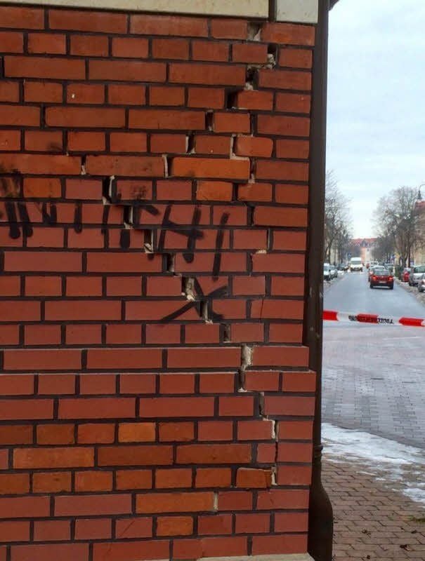 Das beschädigte Schlachthof-Gebäude: Hier wurde versucht, ein Sparkassen-Geldautomat in die Luft zu sprengen.
