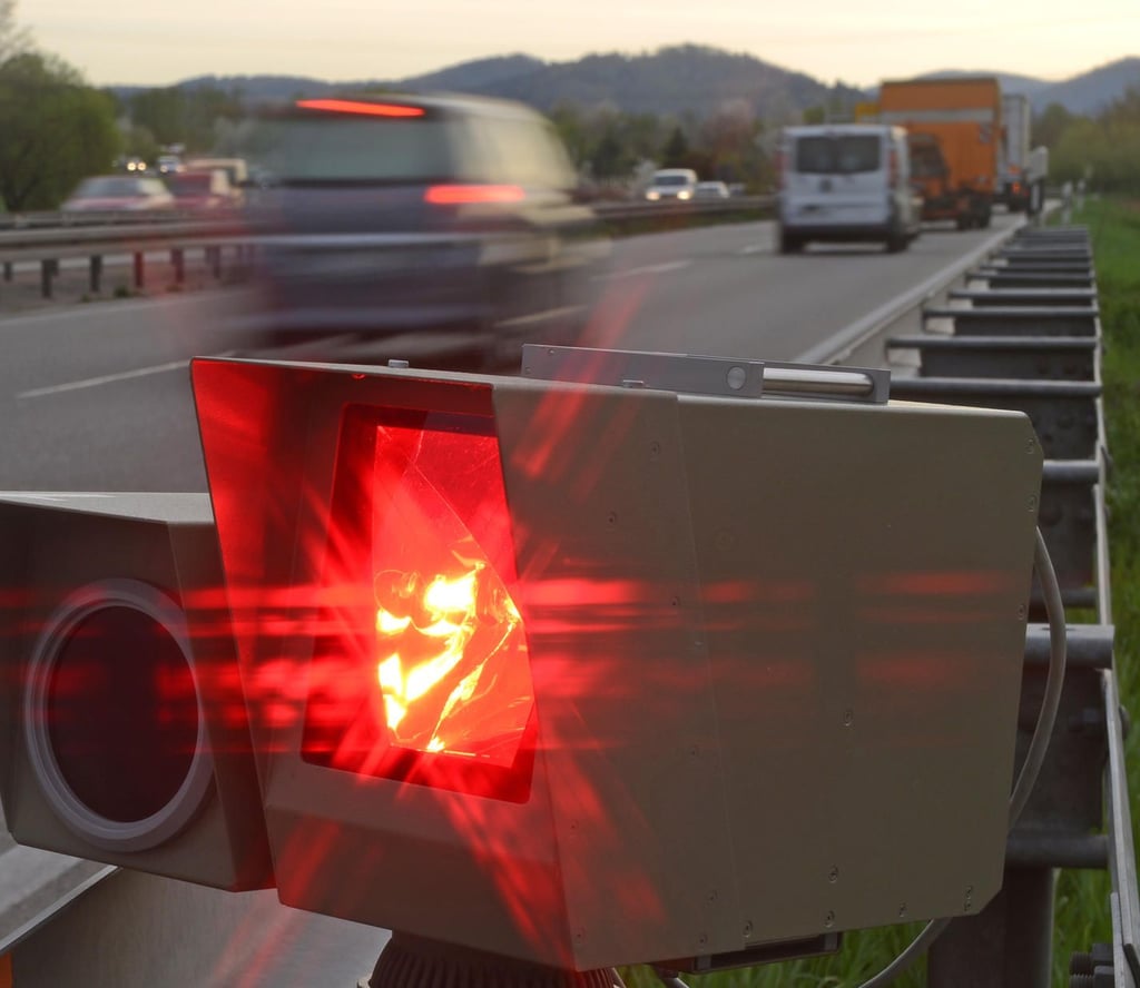 Lächeln bitte: Einem Verkehrssünder kommt seine Raserei im Salzlandkreis teuer zu stehen.