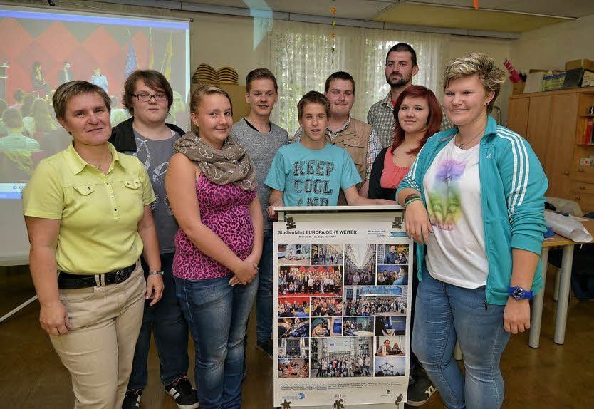 Julia, Maxi, Anastasia und Nadja waren mit Florian, Julian und Lucas sowie Lehrerin Sabine Dorn (l.) und Daniel Adler aus Magdeburg (hinten) in Brüssel.