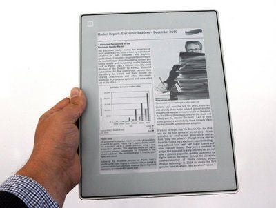 Ein Journalist hält ein neuartiges elektronisches Display in der Hand. (Foto: dpa)