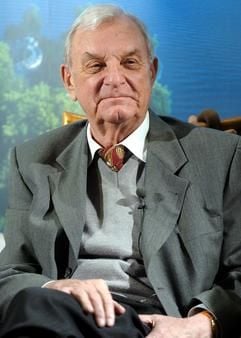 Der in dem kleinen Ort Pälitzhof (Mecklenburg-Strelitz) lebende Autor Helmut Sakowski stellt in Schwerin einen neuen Roman vor (Archivfoto vom 08.04.2004). (Foto: dpa)