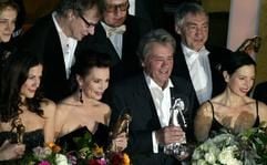 Die Preisträger (vordere Reihe, l-r) Bettina Zimmermann, Iris Berben, Alain Delon, Helen Schneider, (hintere Reihe, l-r) Matthias Schweighöfer, Leander Haußmann, Carlo Rola (Laudator) und Gottfried John stehen am Donnerstag (26.01.2005) im Deutschen Theater in München nach der Verleihung des Deutschen Entertainmentpreises «Diva» auf der Bühne. (Foto: dpa)
