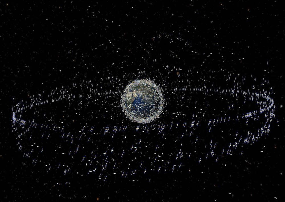 Die Computersimulation der Europäischen Raumfahrtorganisation Esa zeigt, wie umzingelt die Erde (Mitte) von unterschiedlichen Objekten ist. Mehr als 13 000 im Orbit sind bekannt und katalogisiert.