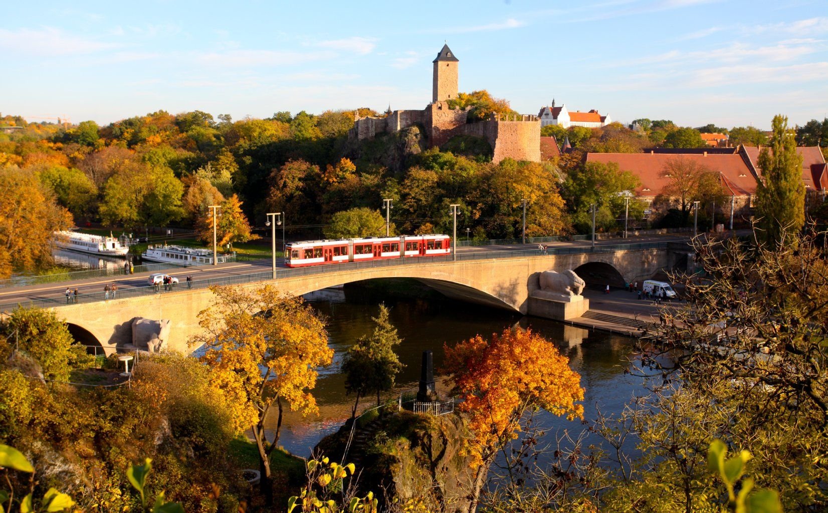 Die Giebichensteinbrücke wird am Samstag für den Straßenbahnverkehr vollgesperrt.
