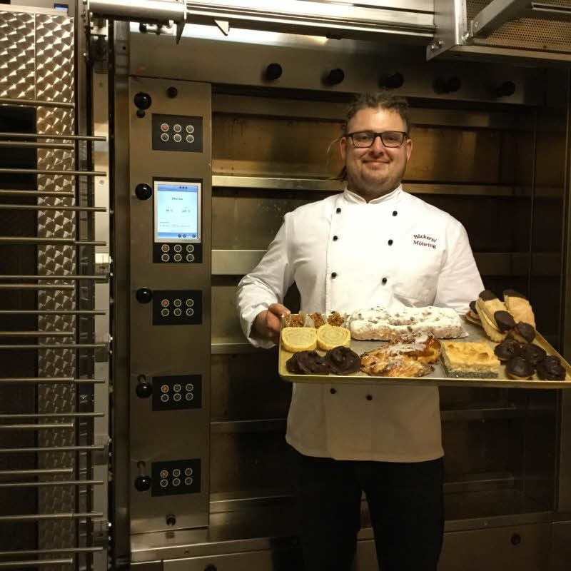 Bäcker Marcus Ostendorf zeigt Waren, die am Ende des Tages übrig sind und noch per App verkauft werden.