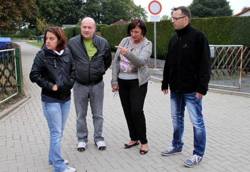 Hier sollten die gelben Füße aufgesprüht werden sind sich Eike Stabler, Christian Ahrens, Vorsitzender des Schulfördervereins, Schulleiterin Marina Groß und Heiko Stabler (von links) einig.
