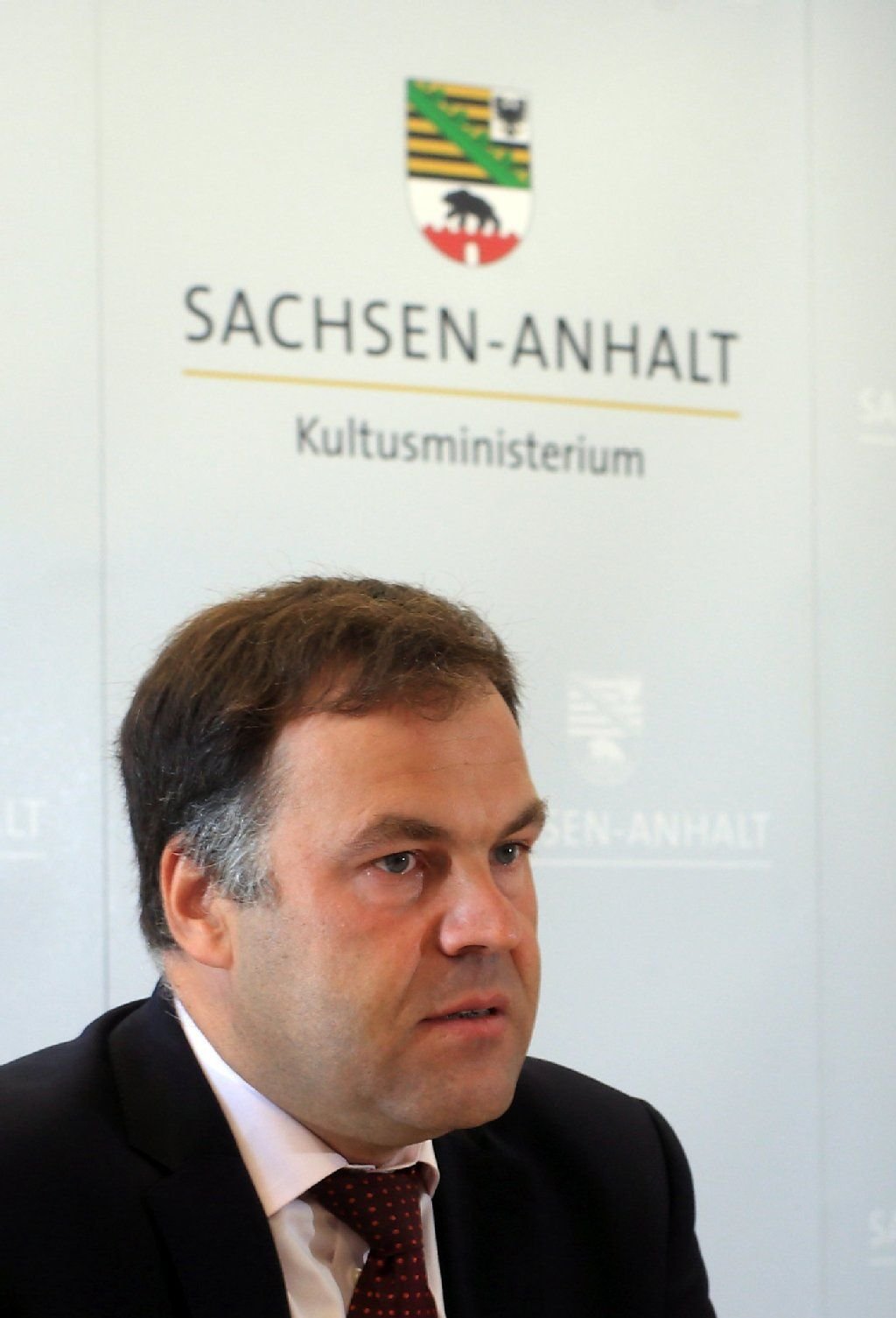 Stephan Dorgerloh (SPD), Kultusminister des Landes Sachsen-Anhalt, informiert während einer Pressekonferenz in Magdeburg über das neu beginnende Schuljahr.