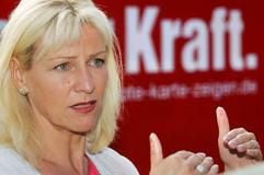 Dagmar Enkelmann, die Spitzenkandidatin der Brandenburger PDS, spricht in Potsdam bei einer Großplakatpräsentation zur Landtagswahl(Foto: dpa)