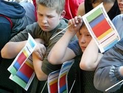 Auf das Ausscheiden der Olympia Bewerbung von Düsseldorf Rhein-Ruhr für die Olympischen Sommerspiele 2012 reagieren am Samstag (12.04.2003) vor einer Aktionsbühne in der nordrhein-westfälischen Landeshauptstadt Düsseldorf zwei Jungen. Die nordrhein-westfälische Bewerbung schied im dritten Wahlgang aus. (Foto: dpa)