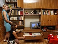 Besucherinnen betrachten im privaten «DDR-Museum der Alltagskultur» in Berlin eine typische Schrankwand von DDR-Bürgern. Weder Lehrer noch Eltern seien wohl in der Lage, Jugendlichen ein objektives Grundwissen über die jüngste deutsche Geschichte zu vermitteln, kritisiert Klaus Schroeder, Forscher an der Freien Universität Berlin. (Foto: dpa)