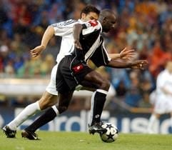 Real Madrids Fernando Morientes (Hintergrund) versucht Juventus Turins Lilian Thuram (Vordergrund) zu stoppen während des Champion League Halbfinales in Madrid (Foto: CHEMA MOYA, dpa)
