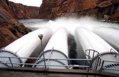 Die USA hatten im März damit begonnen, den Grand Canyonzu fluten. Nach einem Dammbruch sind jetzt mehrals 400 Menschen vor den Wassermassen geflohen, darunter Indianer undTouristen. (Foto: dpa)