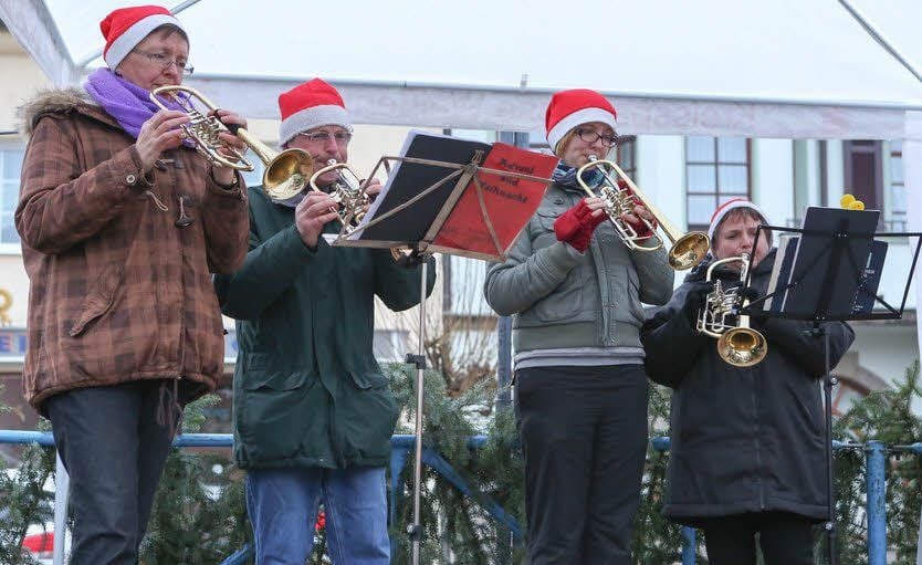 Weihnachtliche Klänge werden auf dem Markt zu Gehör gebracht.
