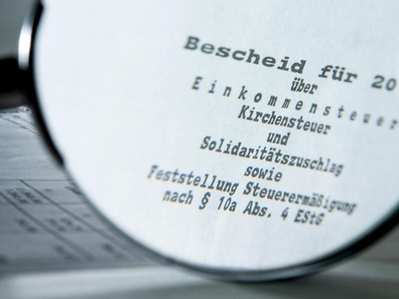 Nicht immer ist im Steuerbescheid alles richtig. Hat das Finanzamt einen Fehler gemacht, darf es diesen aber bei einem sogenannten mechanischen Versagen korrigieren. Foto: Franziska Gabbert/dpa-tmn