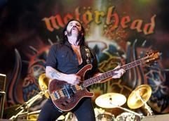 Der Sänger und Gittarist der brittischen Rock-Band Motörhead, Lemmy Kil Mister, steht am späten Freitagabend (3. September 2004) während eines Konzerts vor mehr als 5000 Zuschauern auf der Bühne des EuroSpeedway Lausitz bei Klettwitz in Südbrandenburg. (Foto: dpa)