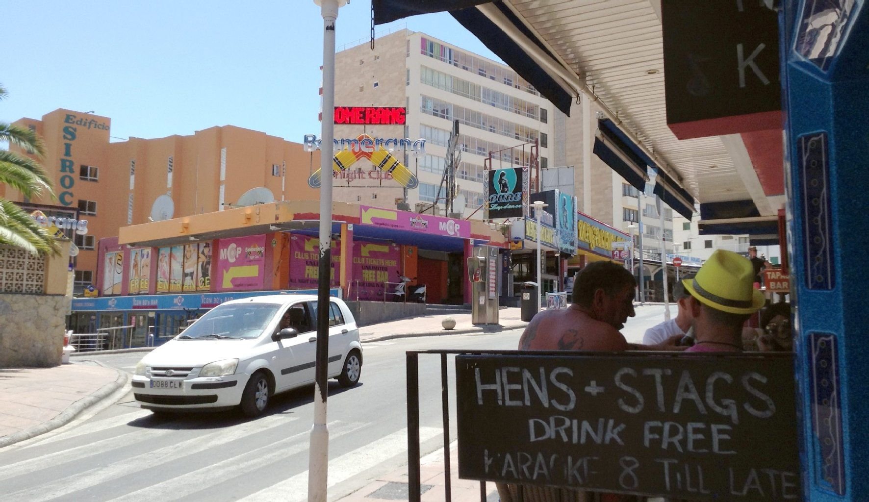 Puerto Ballena in Magaluf, Mallorca: Mietwagen bieten sich für alle an, die mehr als nur Party wollen. Doch es drohen hohe Kosten.